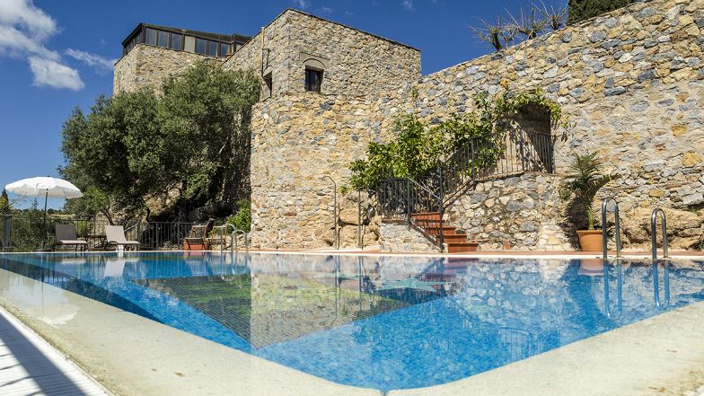 Duerme como la realeza en un castillo medieval con vistas de ensueño: Castillo de Monda (Málaga)